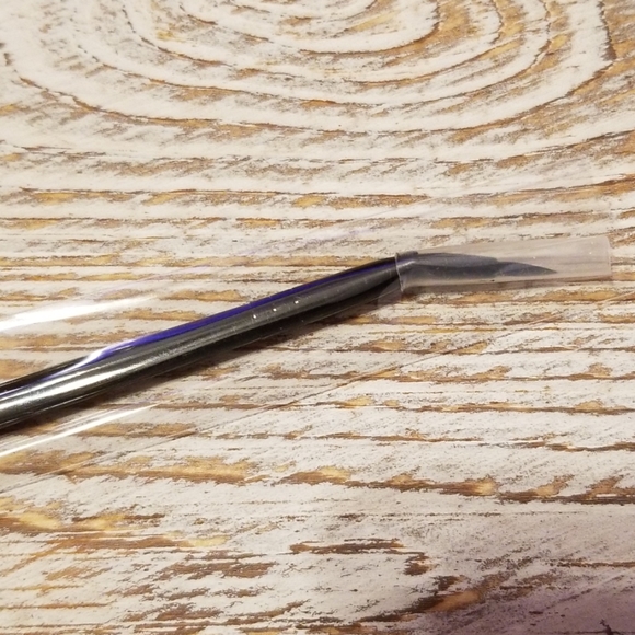 🛍{Laura Mercier} Angled Eyeliner Brush - Picture 4 of 5